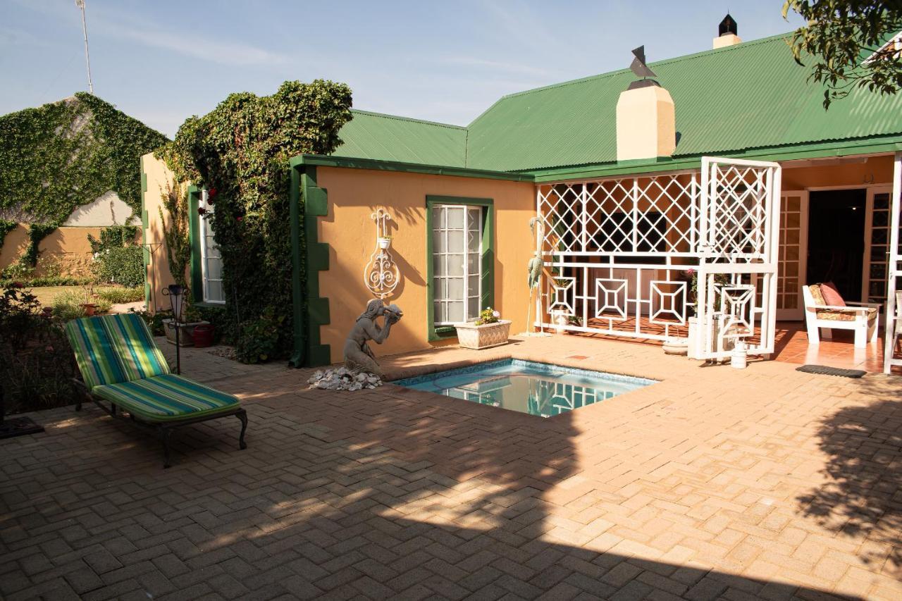 Roses&Pebbles B&B Guest House Klerksdorp Esterno foto