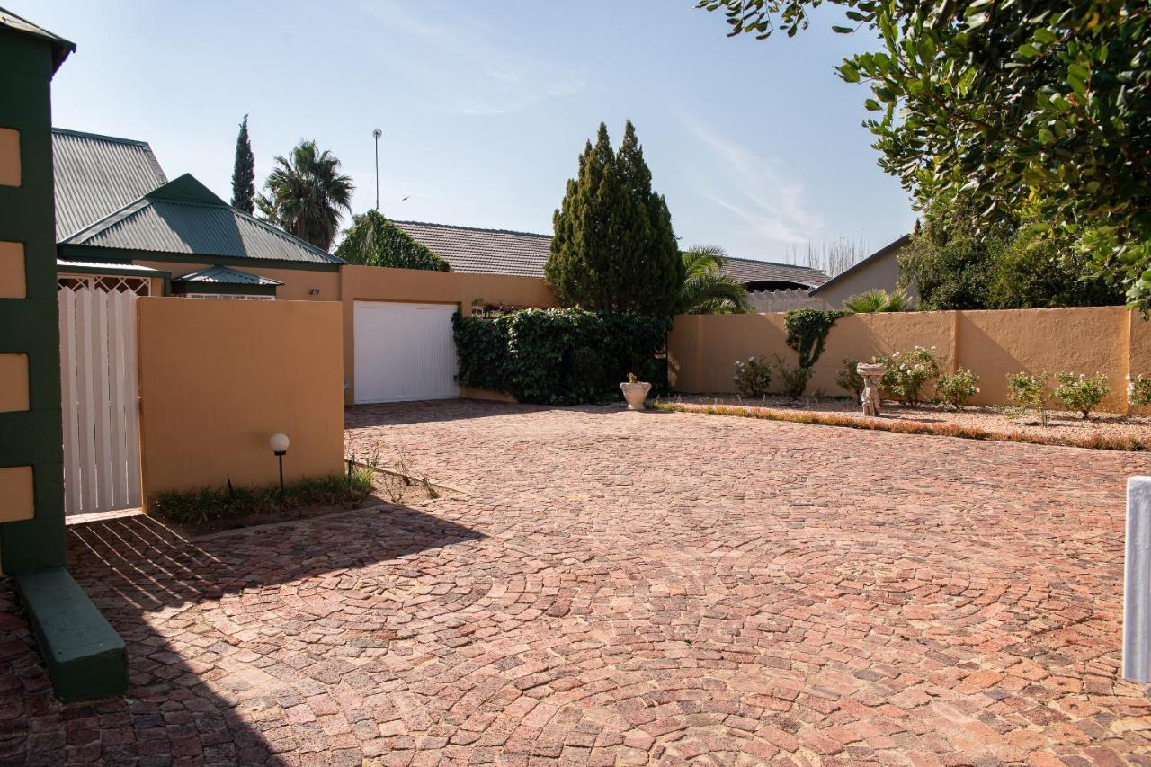 Roses&Pebbles B&B Guest House Klerksdorp Esterno foto
