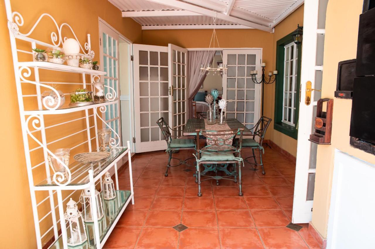 Roses&Pebbles B&B Guest House Klerksdorp Esterno foto
