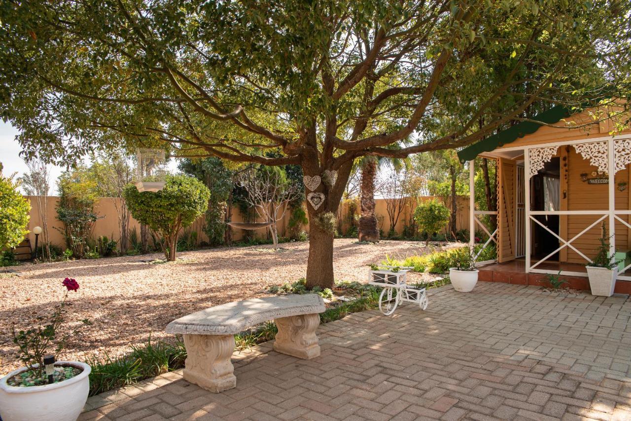 Roses&Pebbles B&B Guest House Klerksdorp Esterno foto