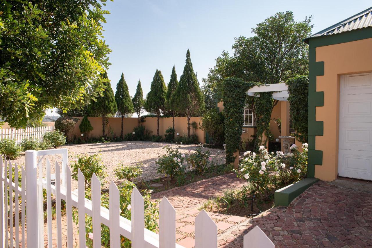 Roses&Pebbles B&B Guest House Klerksdorp Esterno foto