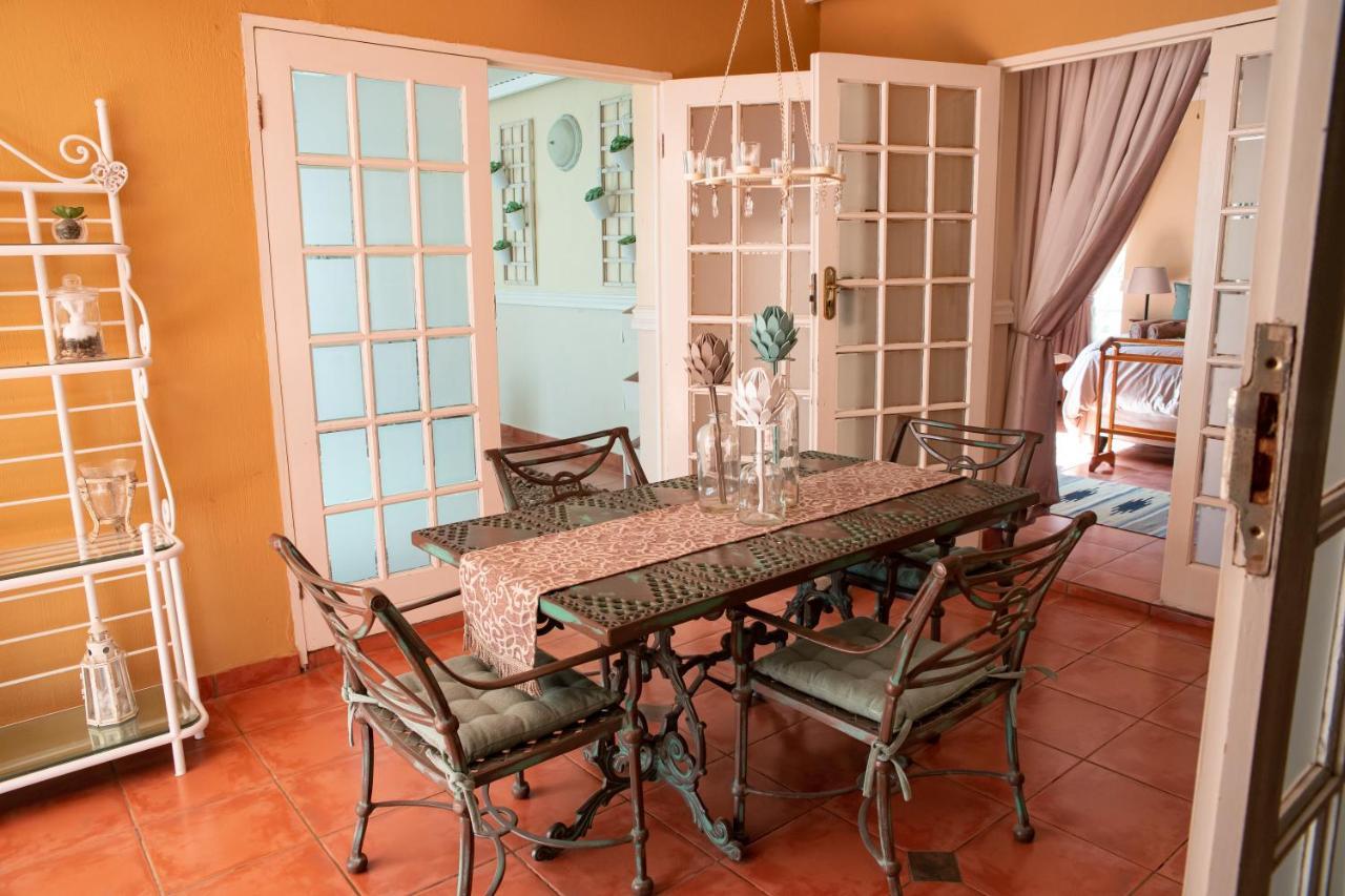 Roses&Pebbles B&B Guest House Klerksdorp Esterno foto