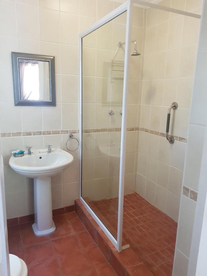 Roses&Pebbles B&B Guest House Klerksdorp Esterno foto